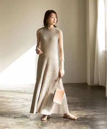 NOBLE  섀도우 보더 슬리브리스 니트 원피스