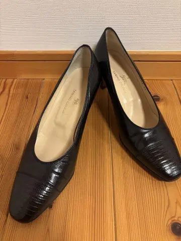 블랙 가죽 펌프스 악어 엠보싱 타니노 크리스티
