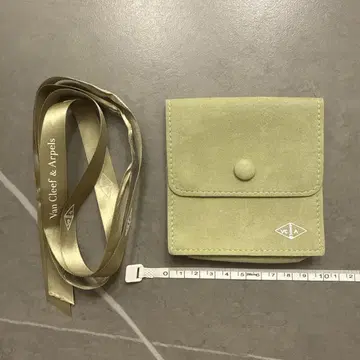 Van Cleef & Arpels 주얼리 파우치와 리본