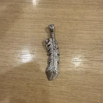 고로즈 목걸이 가운데 흠집 있음
