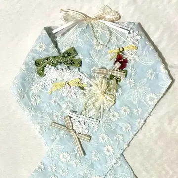 데코레이션 장식용 깃 (리본과 작은 꽃 모티브)