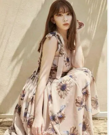 Her lip to Sunflower-printed Midi Dres