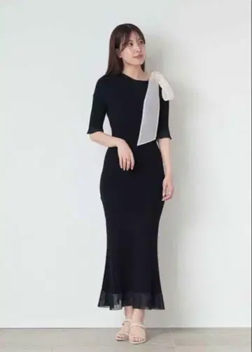 숄더 리본 아지메 니트 원피스 스나이델 블랙