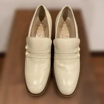 FREELANCE 크림색 로퍼 힐 포함 37 23.5cm