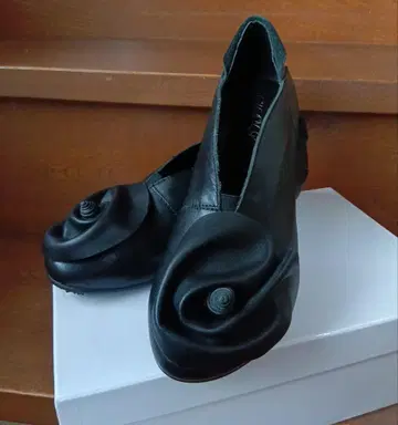 꽃잎 디자인 블랙 플랫슈즈