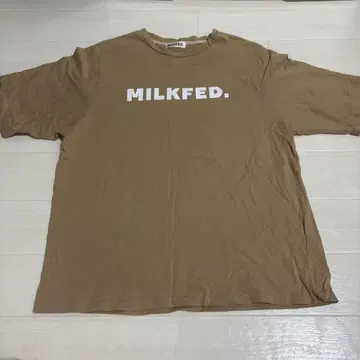 MILKFED. 브라운 반팔 티셔츠