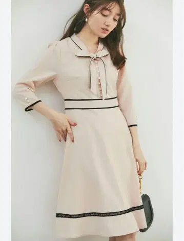 [ tocco closet ] 펄 장식 배색 라인 리본 원피스/베이지