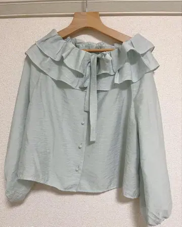La boutique 프릴 오프숄더 긴팔 블라우스