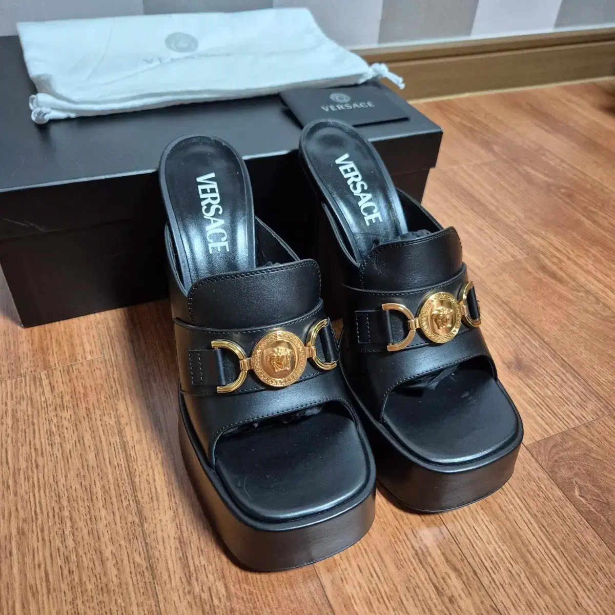 베르사체 메두사95 플랫폼 뮬 샌들 구두