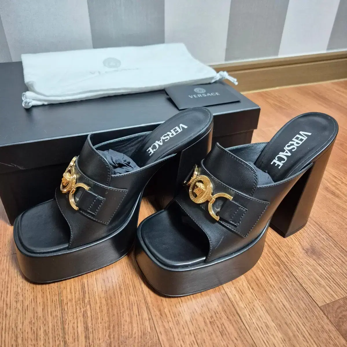 베르사체 메두사95 플랫폼 뮬 샌들 구두