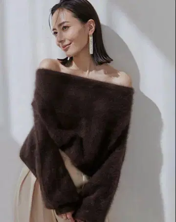 아뉴앙스 라쿤 오프숄더 니트 풀오버