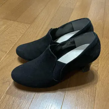 블랙 스웨이드 슬립온 미들힐 펌프스