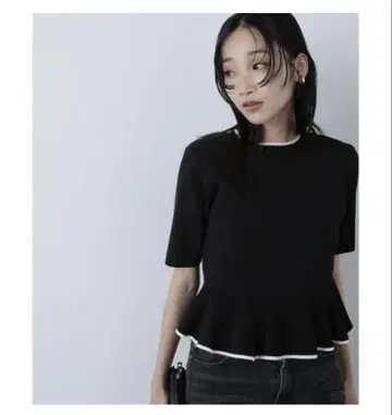 프릴 밑단 블랙 반팔 상의