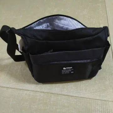 moz 블랙 숄더백