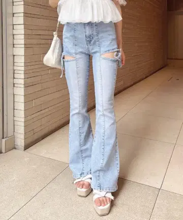 INGNI 사이드 리본 컷 아웃 플레어 데님 팬츠 M 사이즈