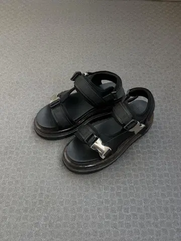 블랙 스트랩 샌들 통굽
