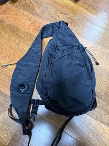 cp company 씨피 컴퍼니 렌즈 숄더백 블랙