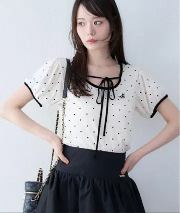 홀터넥 도트 상의 NICE CLAUP