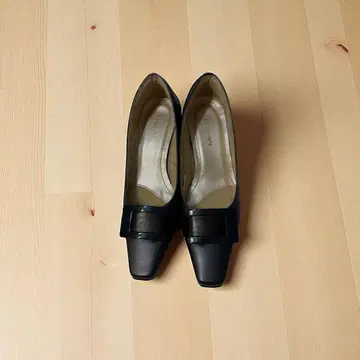 MINAKAI 다크 브라운 스퀘어토 펌프스