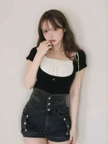 andmarry Mew frill tops Black