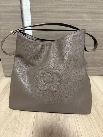 마리콴트 슈링크 데이지 엠보싱 토트