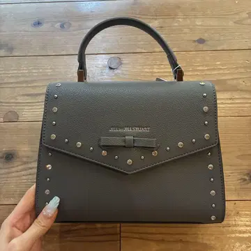 JILLSTUART 비쥬 스터드 플랩 숄더백 그레이