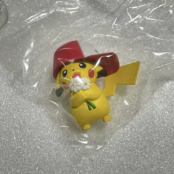 모자를 쓴 피카츄 피규어
