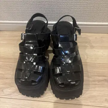 블랙 스트랩 통굽 샌들