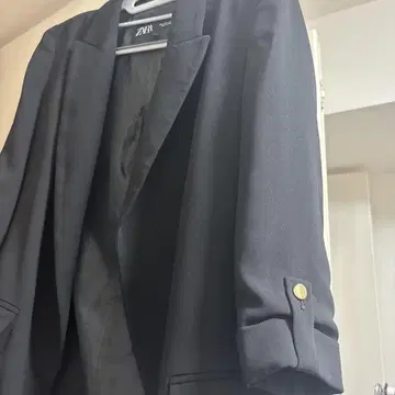 ZARA 블랙 롤업 슬리브 블레이저 골드 버튼