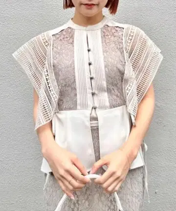 릴리 브라운 스위칭 페플럼 레이스 블라우스 베이지