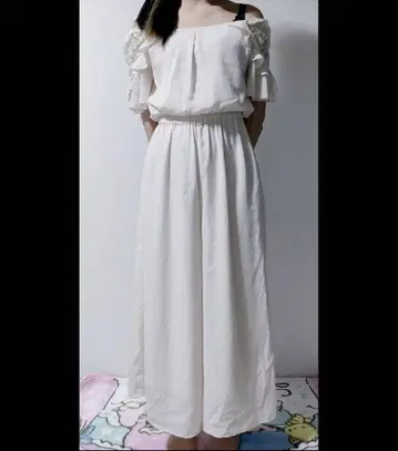 화이트 레이스 포함 오프숄더 원피스