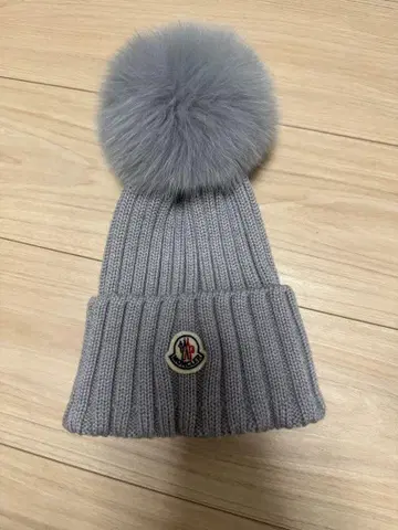 MONCLER 그레이 퍼 포함 니트 모자