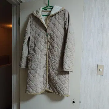 베이지 퀼팅 코트 후드 부착