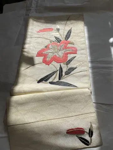 호몬기 빨간 꽃 자수 크림색