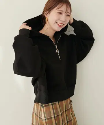 내추럴 꾸뛰르 하프 ZIP 종이상자 숏 기장 풀오버 후드티 블랙