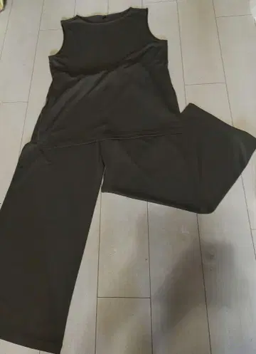유니클로 카키 슬리브리스 와이드 팬츠 셋업