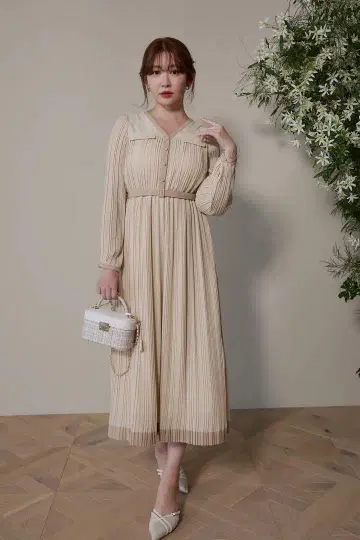 Herlipto Point Lace Pleated Dress