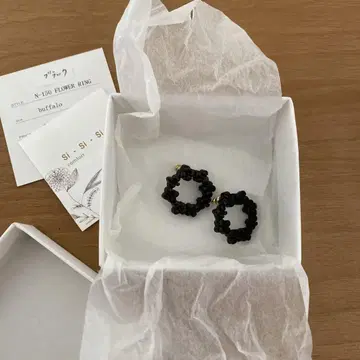 si si si 꽃 모양 블랙 귀걸이 (양쪽 귀용)