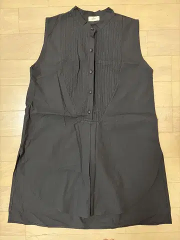 HOWDY. 블랙 슬리브리스 셔츠