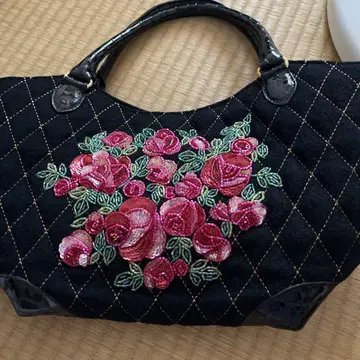 블랙 퀼팅 자수 핸드백