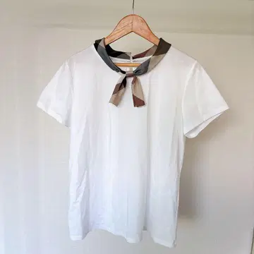 블루 라벨 리본 포함 화이트 반팔 T셔츠