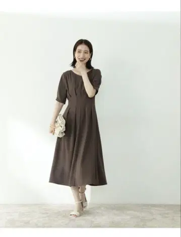 다크 브라운 반팔 플레어 원피스