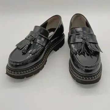 유나이티드 애로우즈 퀼트 태슬 로퍼 2 프린지 유리 가죽 블랙 컬러