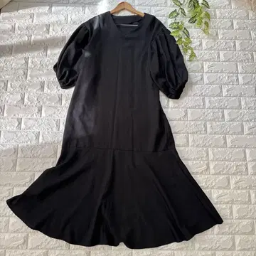[ titivate ] 블랙 V넥 퍼프 슬리브 롱 원피스