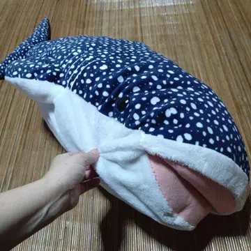 커다란 진베이 상어 봉제 인형