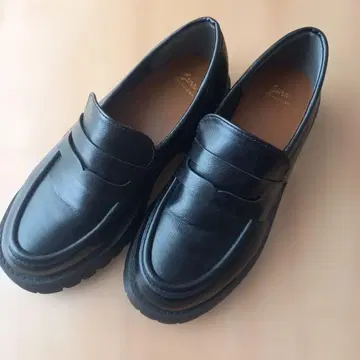 블랙 통굽 로퍼
