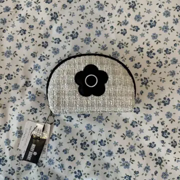 MARY QUANT 패딩 데이지 트위드 라운드 파우치 ( 아이보리 )
