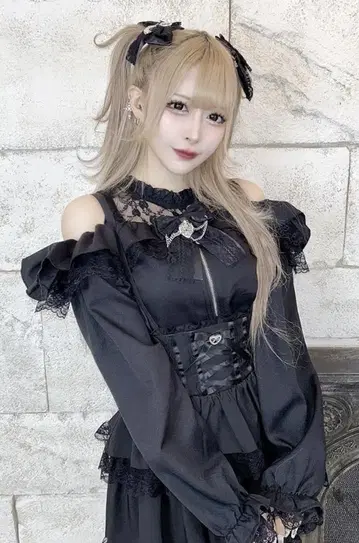 MARS 어깨 트임 프릴 슬라이더 블라우스 블랙 양산형 지뢰계