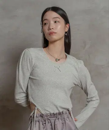 컷 라인 스트랩 티셔츠 poiregnee