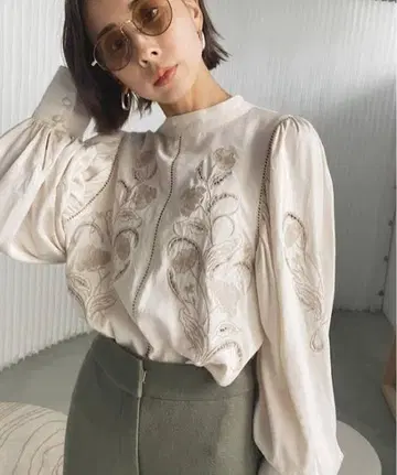 LADY EMBROIDERY PUFF BLOUSE 아이보리